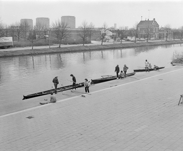 882264 Afbeelding van enkele roeiboten, aangelegd bij de roeiaccomodatie aan de Vaartsche Rijn (Verlengde ...